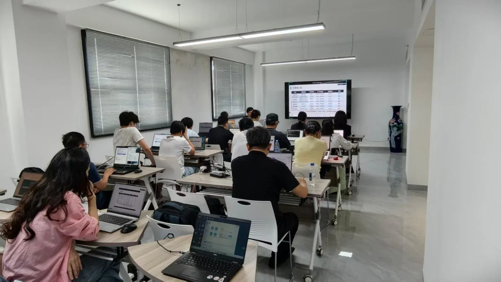 课程资料中的往期培训课堂与学员交流照片