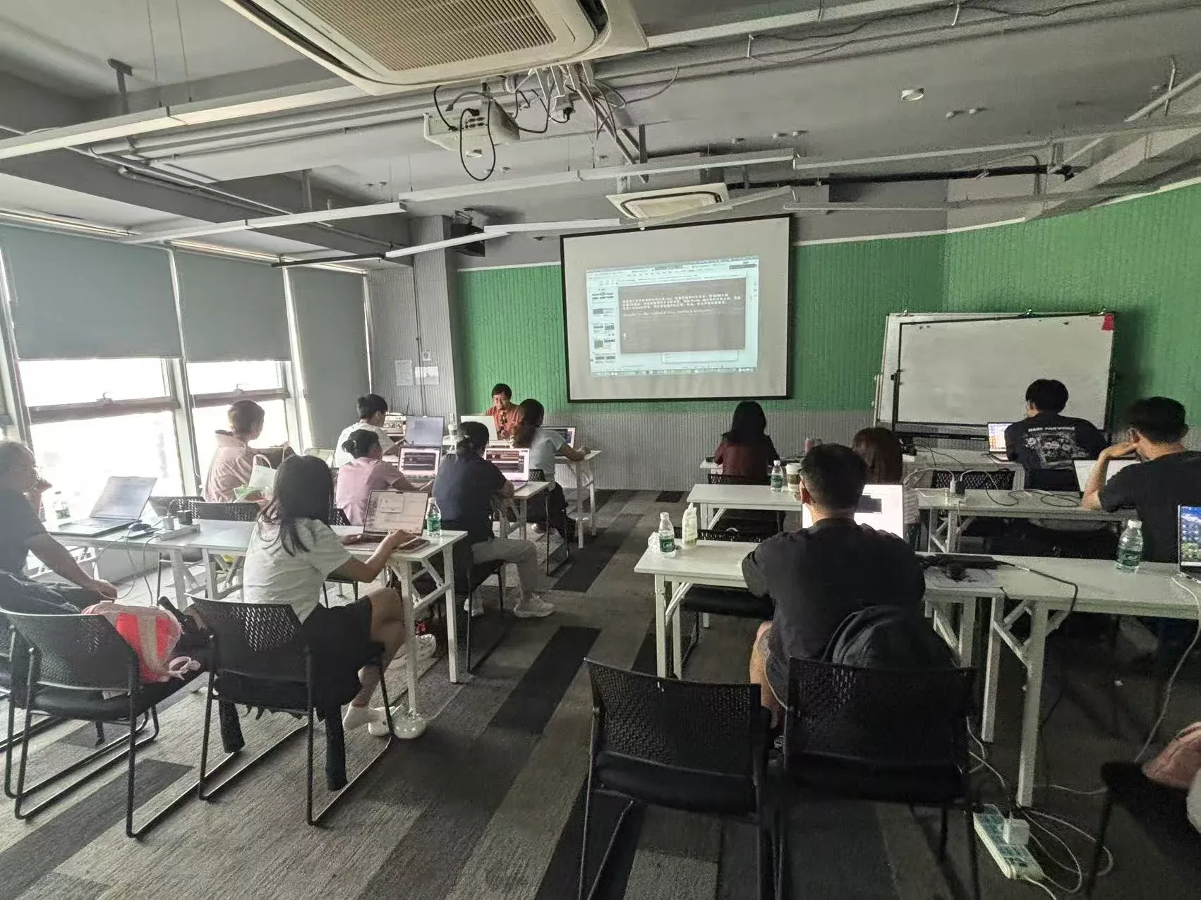 课程资料中的往期培训课堂与学员交流照片