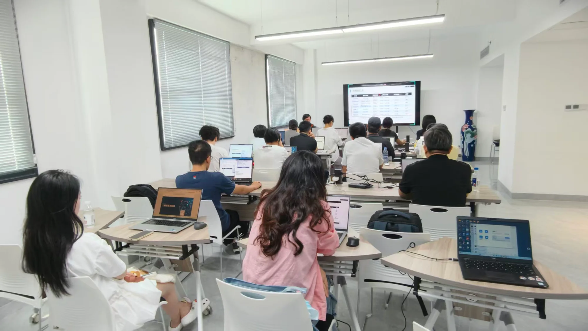 学员携带笔记本电脑参加课堂实操